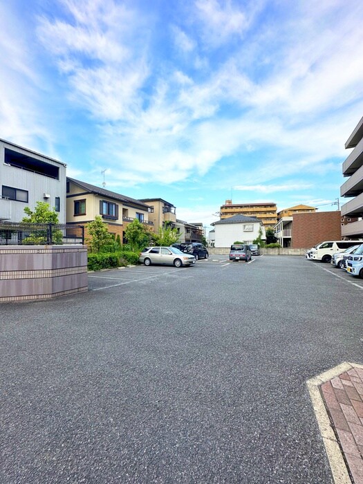 物件外観写真3　(駐車場)
