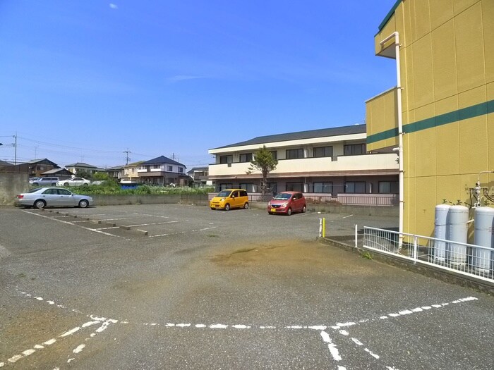 物件外観写真3　(駐車場)