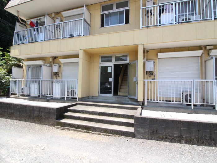 物件外観写真2　(エントランス部分)