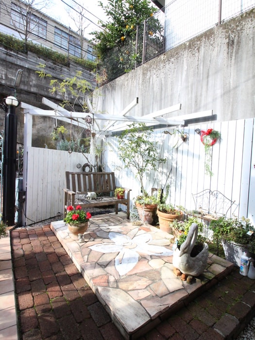 物件外観写真6　(エントランス部分)