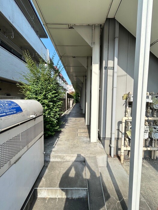 物件外観写真2　(エントランス部分)