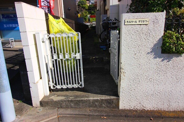 物件外観写真6　(エントランス部分)