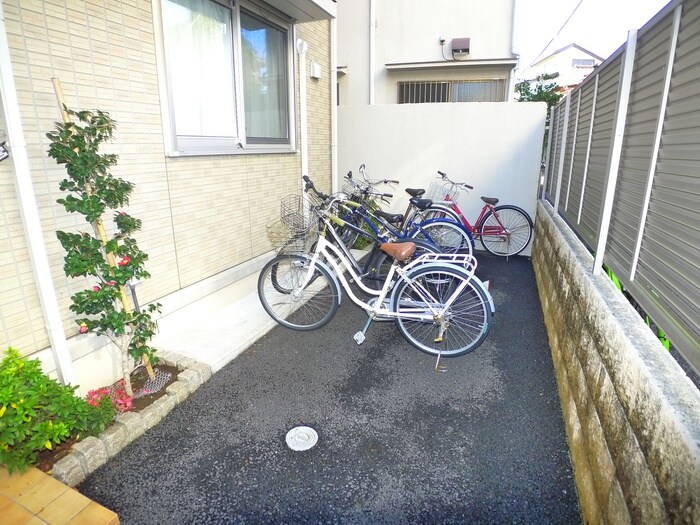 物件外観写真4　(駐輪場)