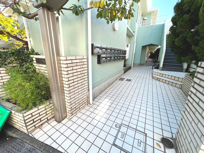 物件外観写真2　(エントランス部分)