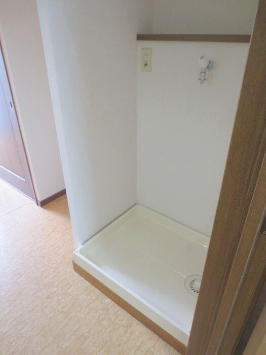 物件内観写真6　(洗濯機置場)