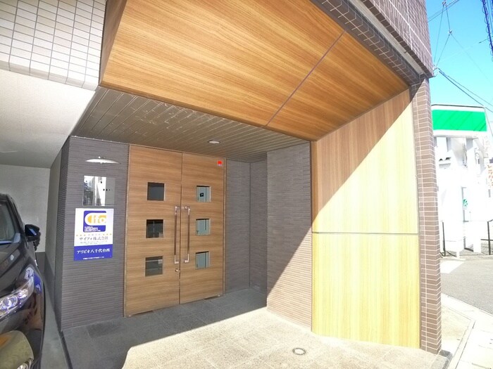 物件外観写真3　(エントランス部分)