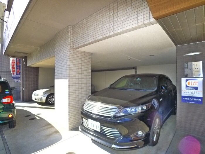 物件外観写真6　(駐車場)