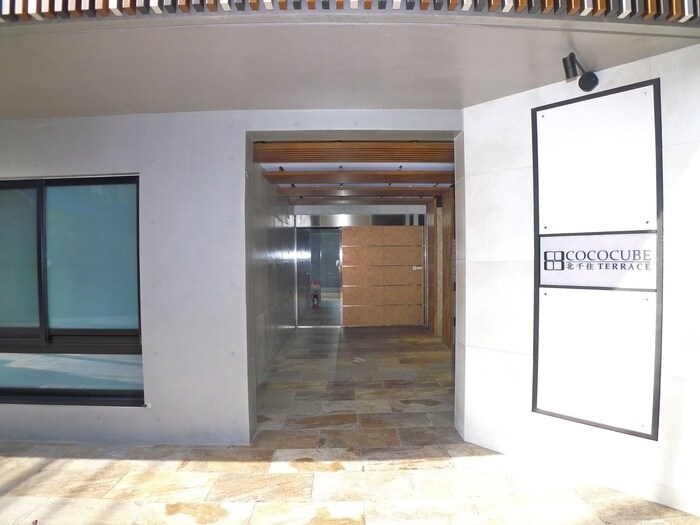 物件外観写真3　(エントランス部分)