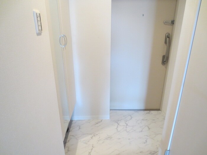 物件内観写真16　(玄関)