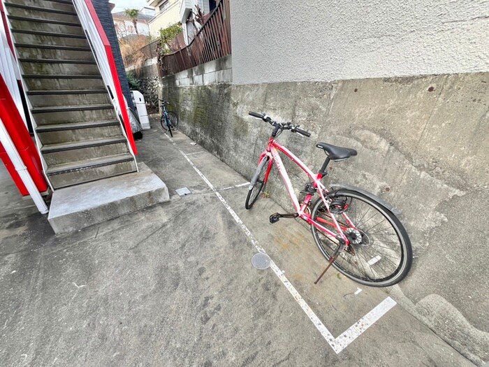 物件外観写真5　(バイク置き場)