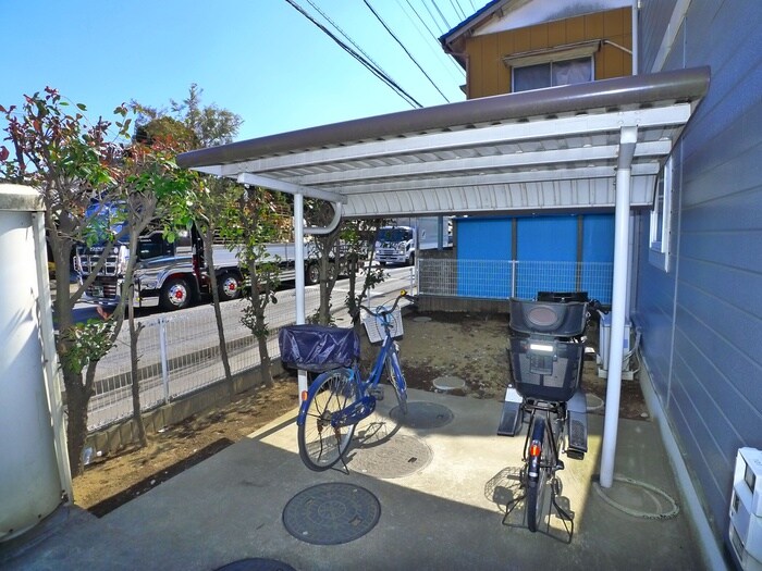 物件外観写真2　(駐輪場)