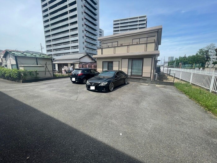 物件外観写真5　(駐車場)