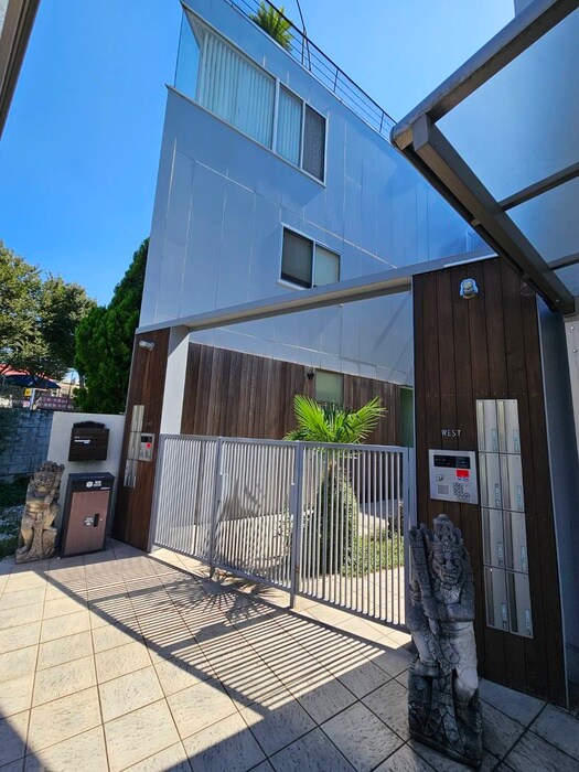 物件外観写真3　(エントランス部分)