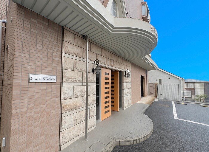 物件外観写真2　(エントランス部分)