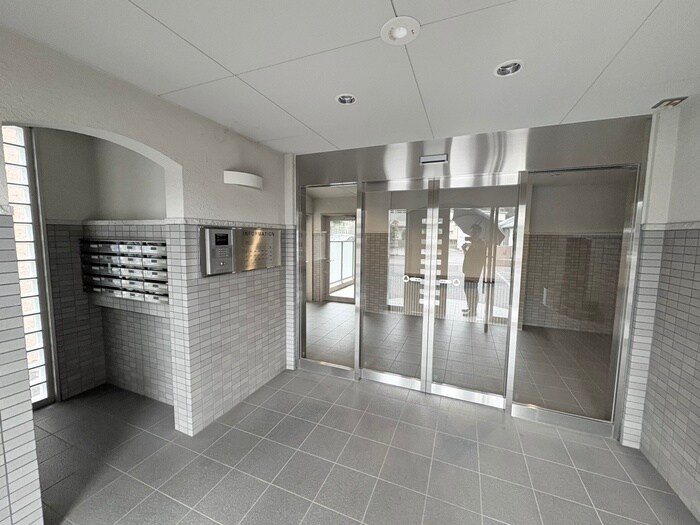 物件外観写真3　(エントランス部分)