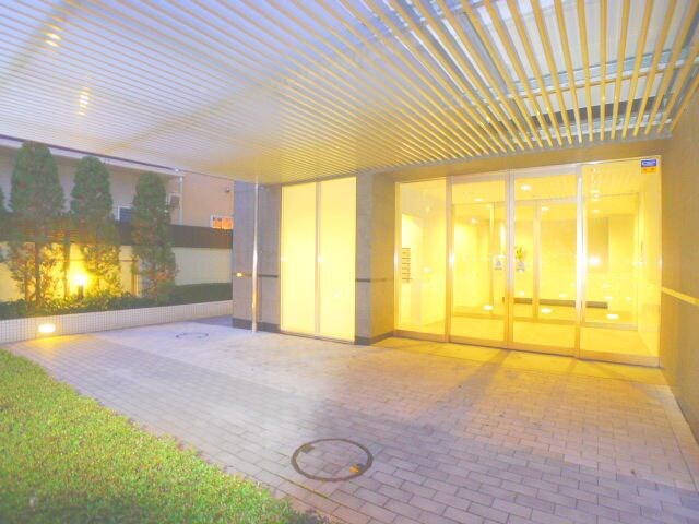 物件外観写真2　(エントランス部分)