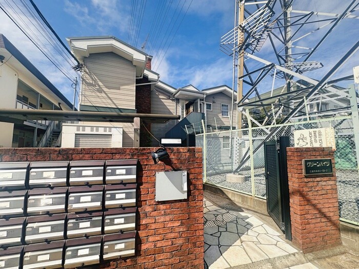 物件外観写真1　(エントランス部分)