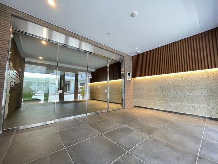 物件外観写真2　(エントランス部分)