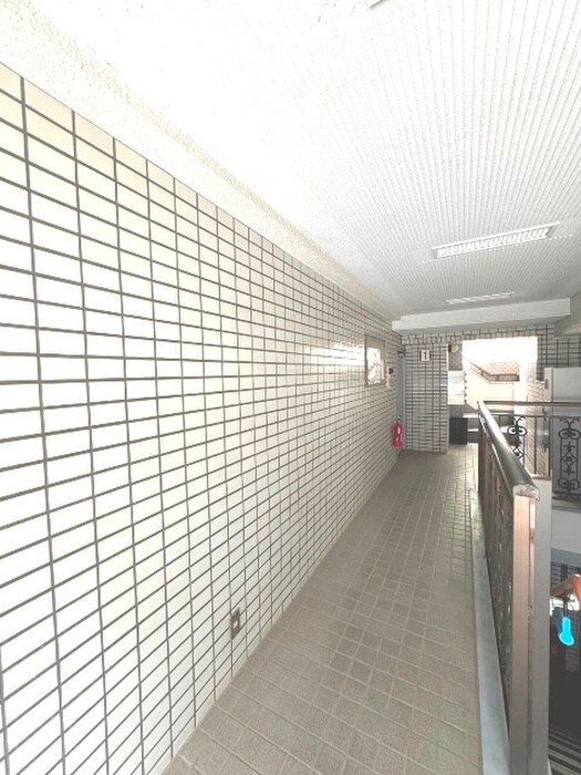 物件外観写真4　(エントランス部分)