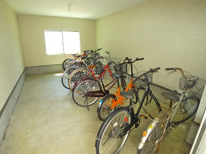 物件外観写真5　(駐輪場)