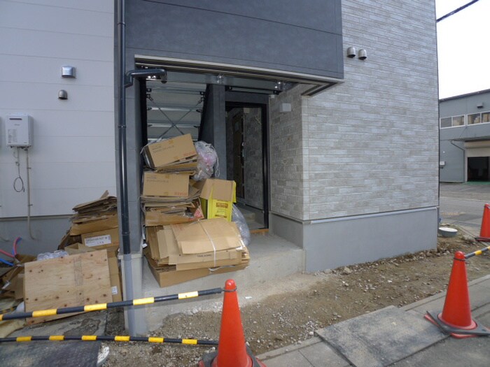 物件外観写真2　(エントランス部分)