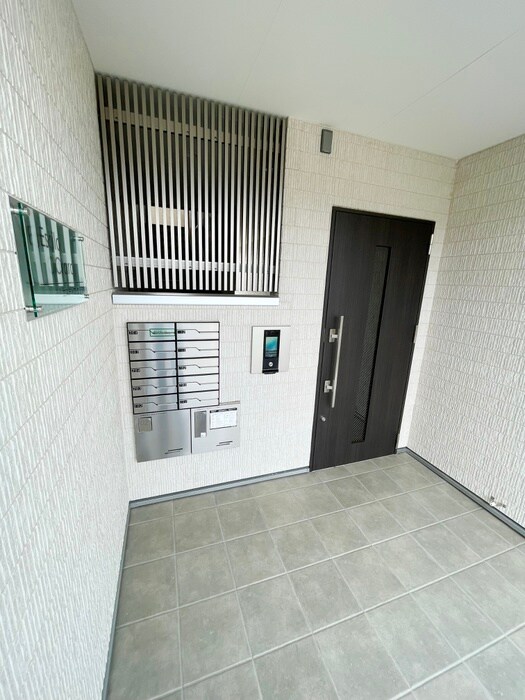 物件外観写真3　(エントランス部分)