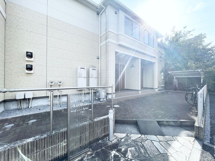 物件外観写真2　(エントランス部分)