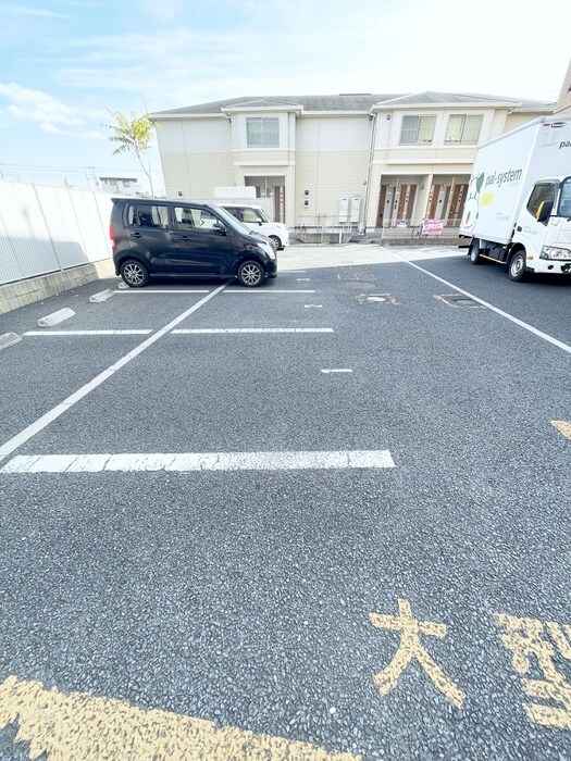 物件外観写真3　(駐車場)