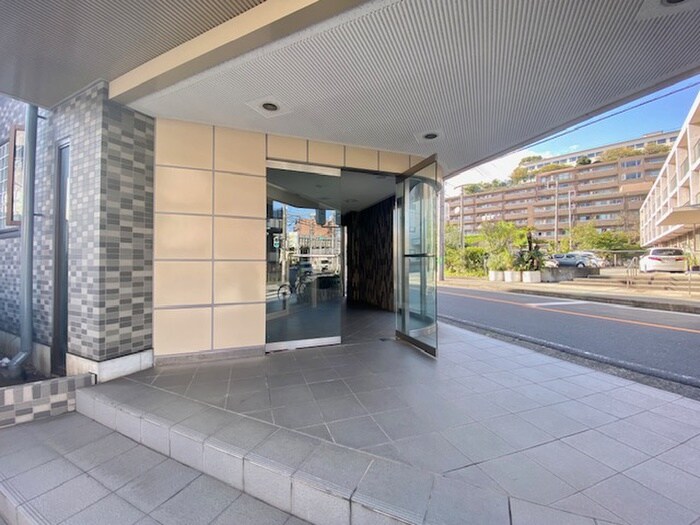 物件外観写真2　(エントランス部分)