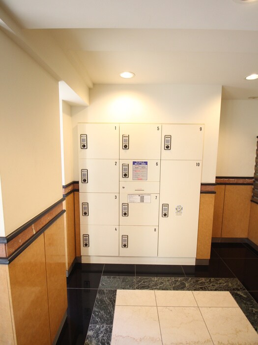 物件外観写真6　(エントランス部分)