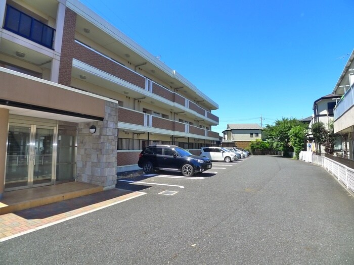 物件外観写真2　(駐車場)