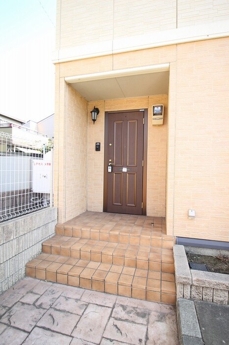 物件外観写真3　(エントランス部分)