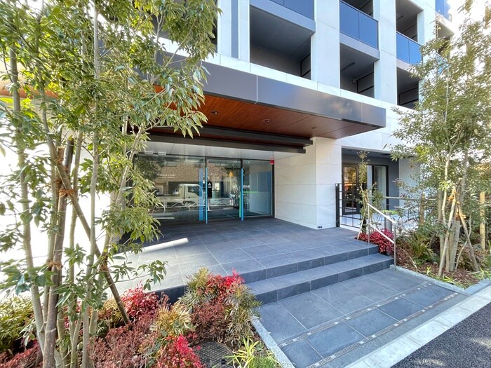 物件外観写真5　(エントランス部分)