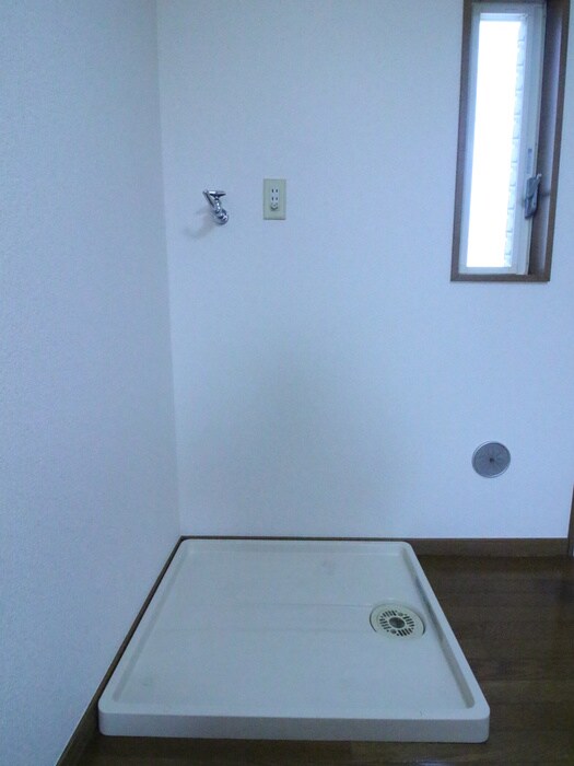 物件内観写真13　(洗濯機置場)