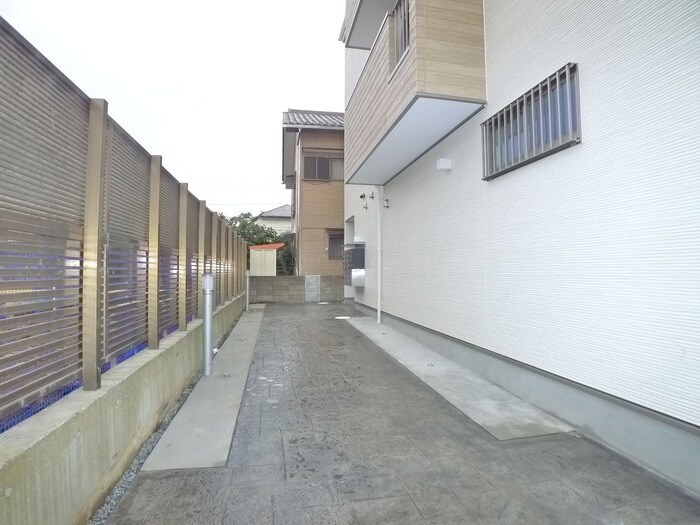 物件外観写真4　(エントランス部分)