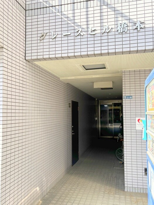 物件外観写真3　(エントランス部分)