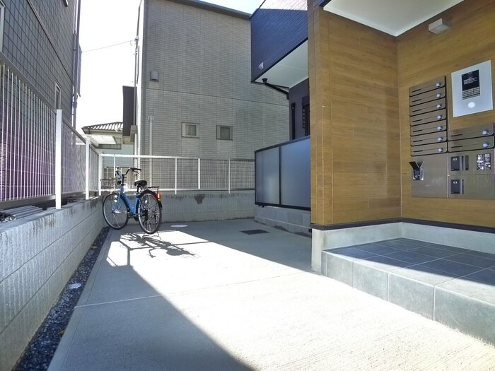 物件外観写真2　(エントランス部分)