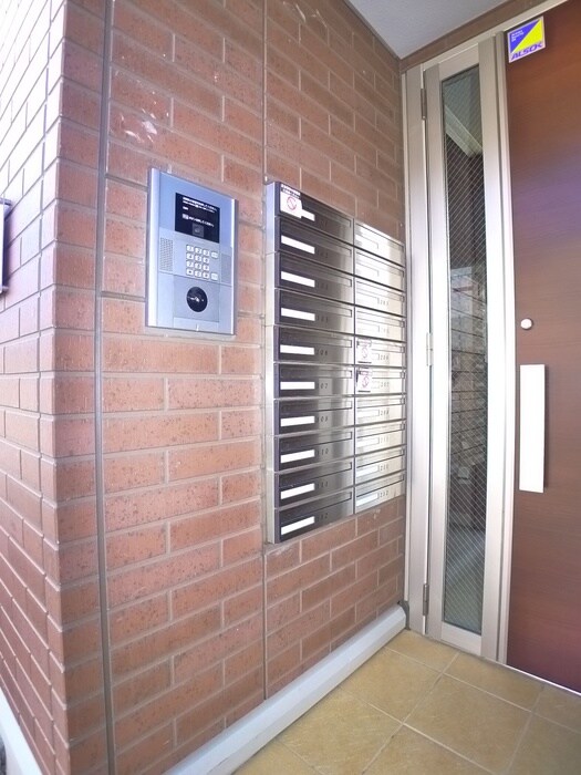 物件外観写真6　(エントランス部分)