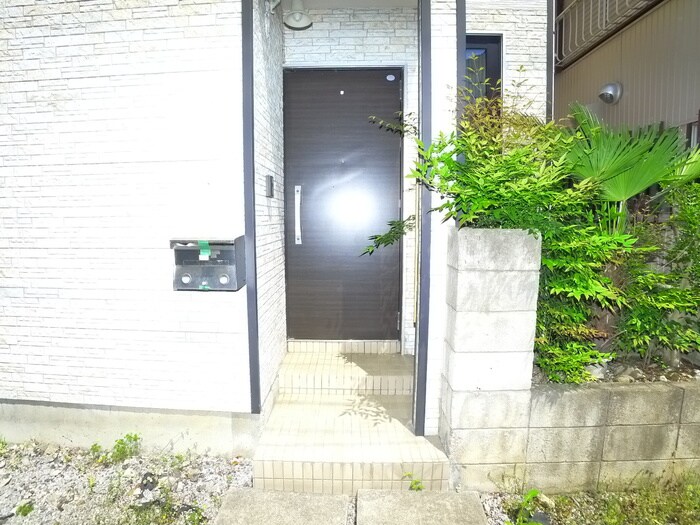 物件外観写真3　(エントランス部分)