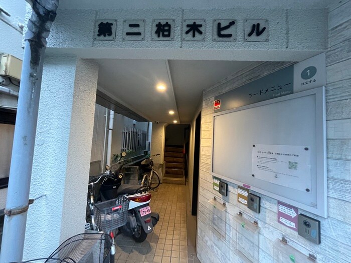 物件外観写真1　(エントランス部分)