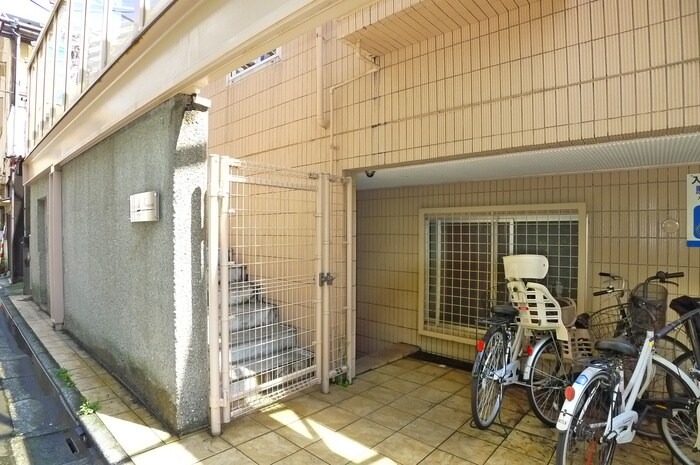 物件外観写真3　(エントランス部分)