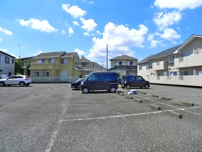 物件外観写真3　(駐車場)