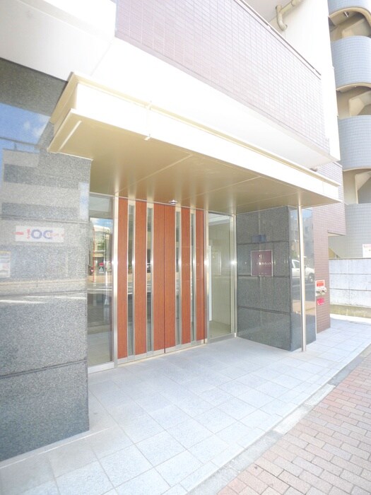 物件外観写真2　(エントランス部分)