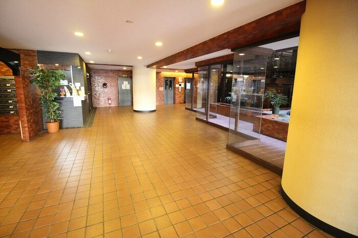 物件外観写真4　(エントランス部分)