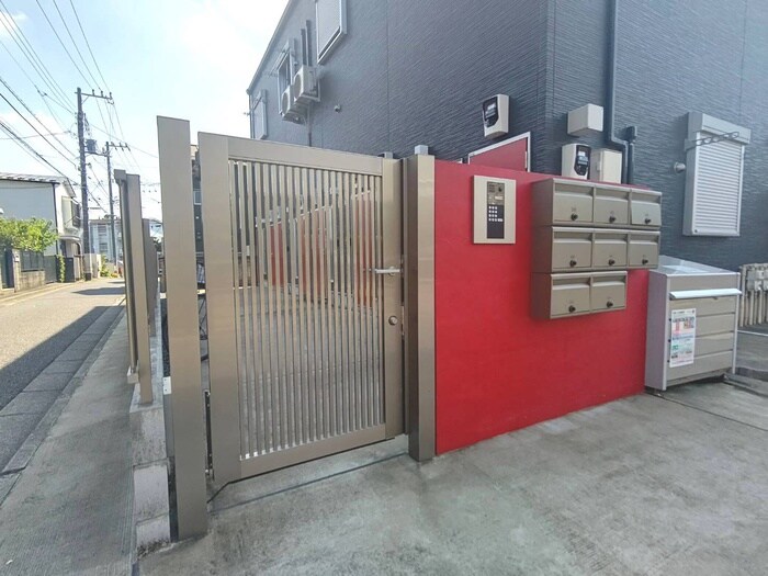 物件外観写真2　(エントランス部分)