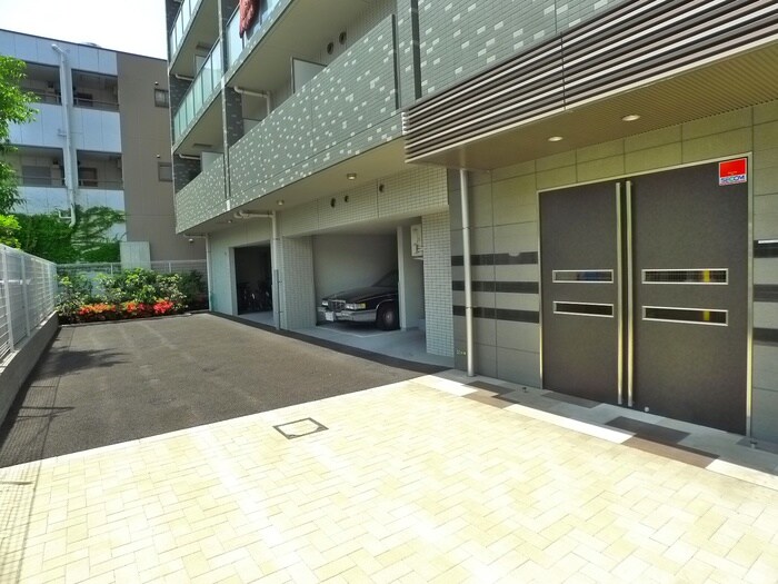 物件外観写真2　(エントランス部分)