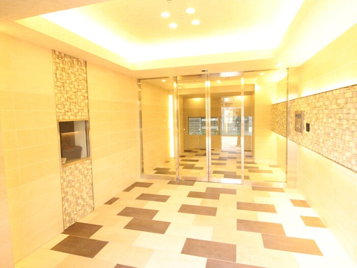 物件外観写真3　(エントランス部分)