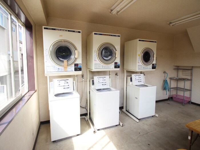 物件外観写真6　(エントランス部分)