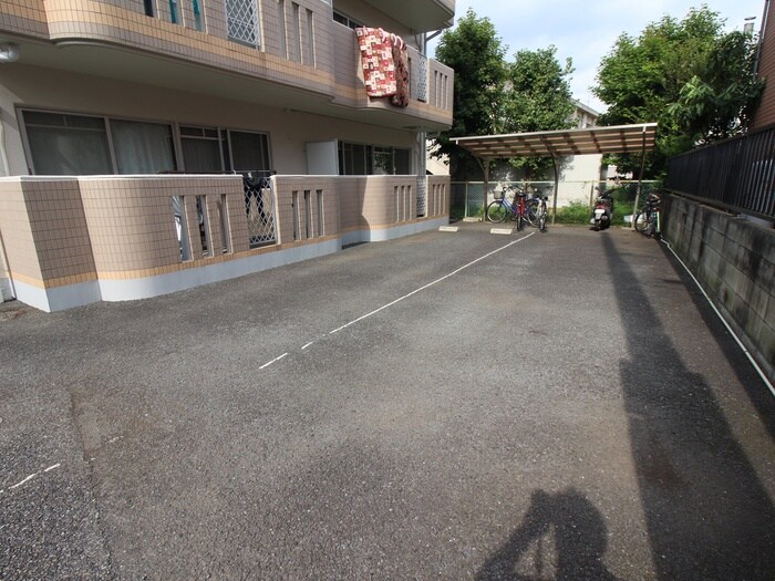 物件外観写真5　(駐車場)