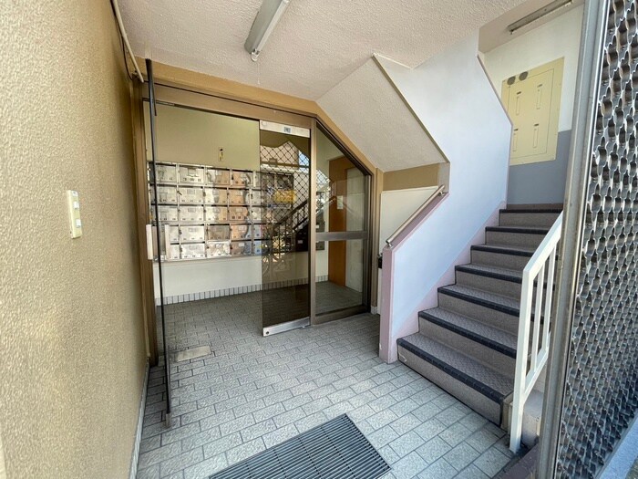物件外観写真2　(エントランス部分)